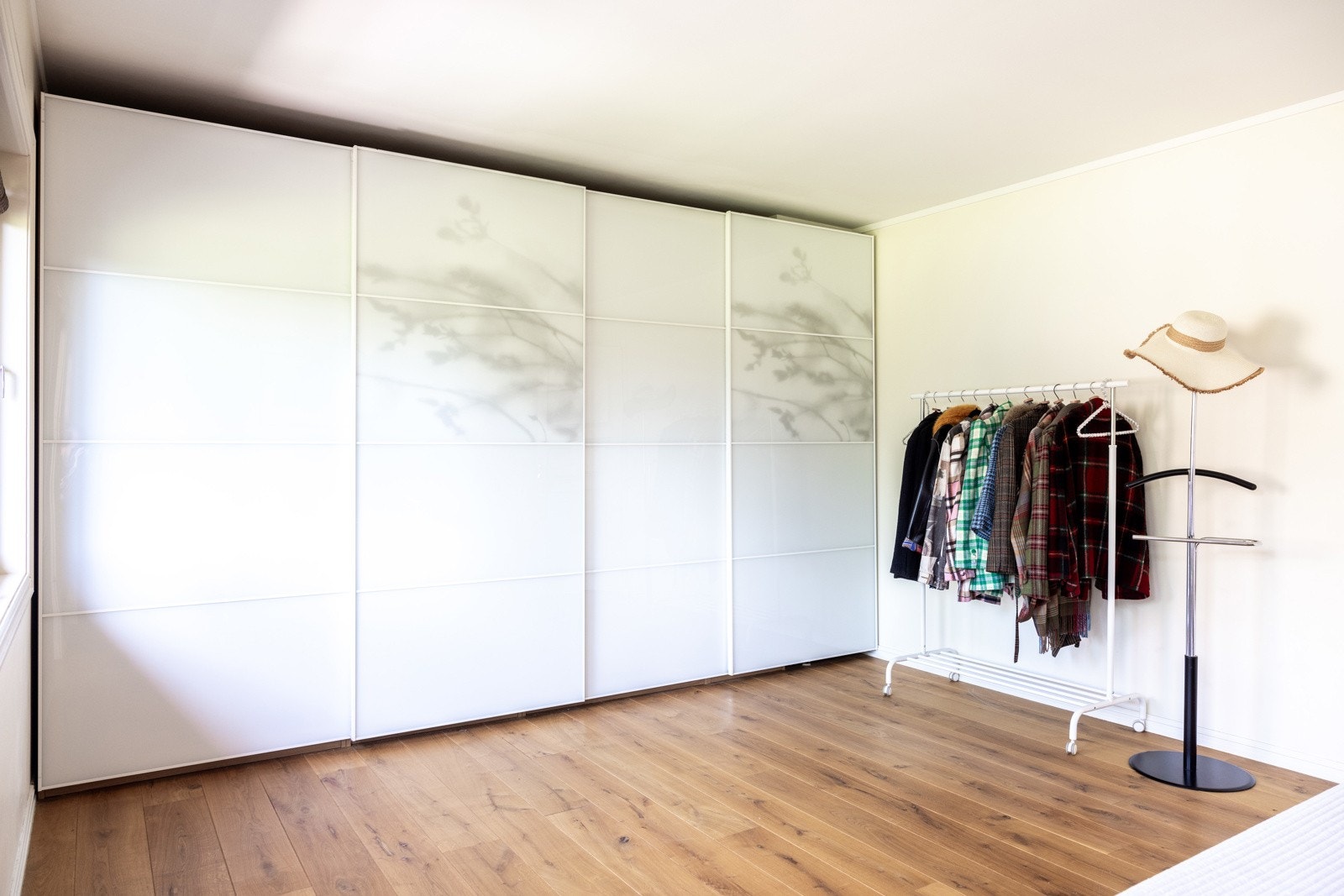 Begge rommene har praktiske garderobeløsninger. Galleribilde