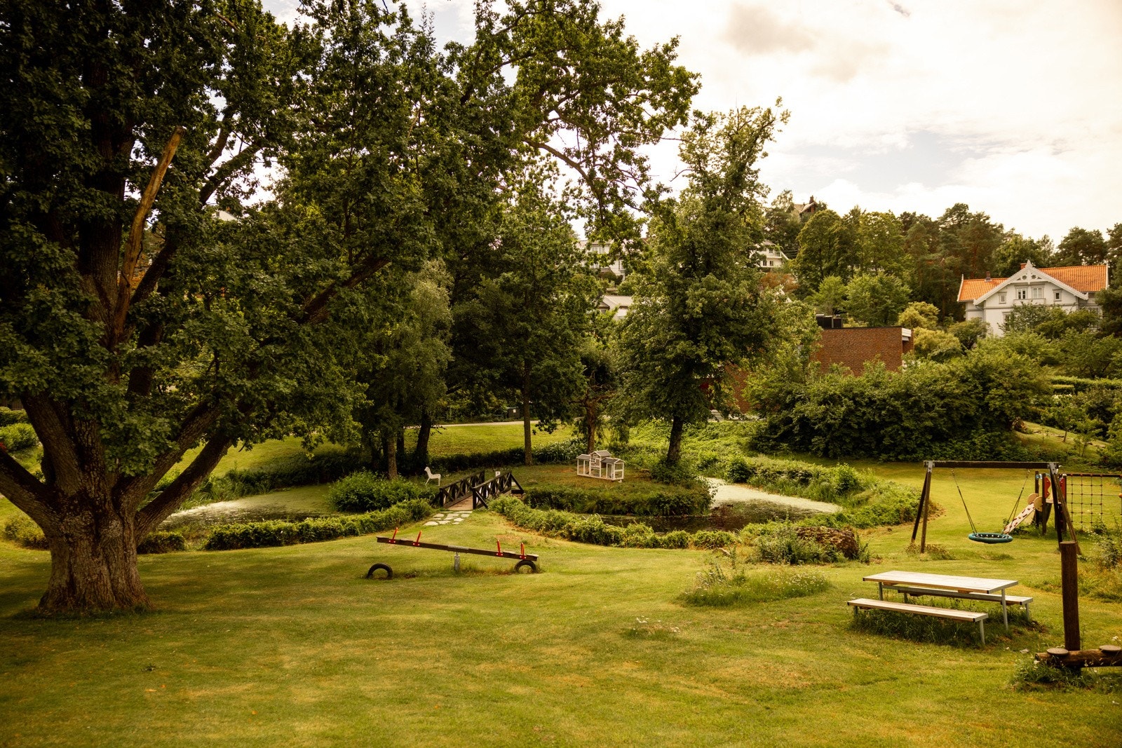 Boligen har en attraktiv plassering på Ormøya i Oslo, et etablert villaområde omgitt av vakker natur og et trygt, familievennlig miljø. Galleribilde