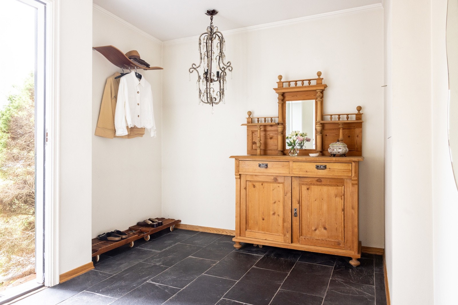 Lys og innbydende entré med flislagt gulv. Galleribilde