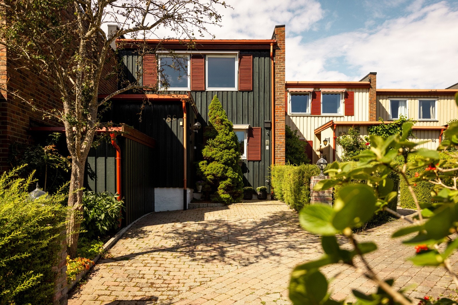 Til venstre for inngangspartiet har boligen en praktisk utebod. Galleribilde