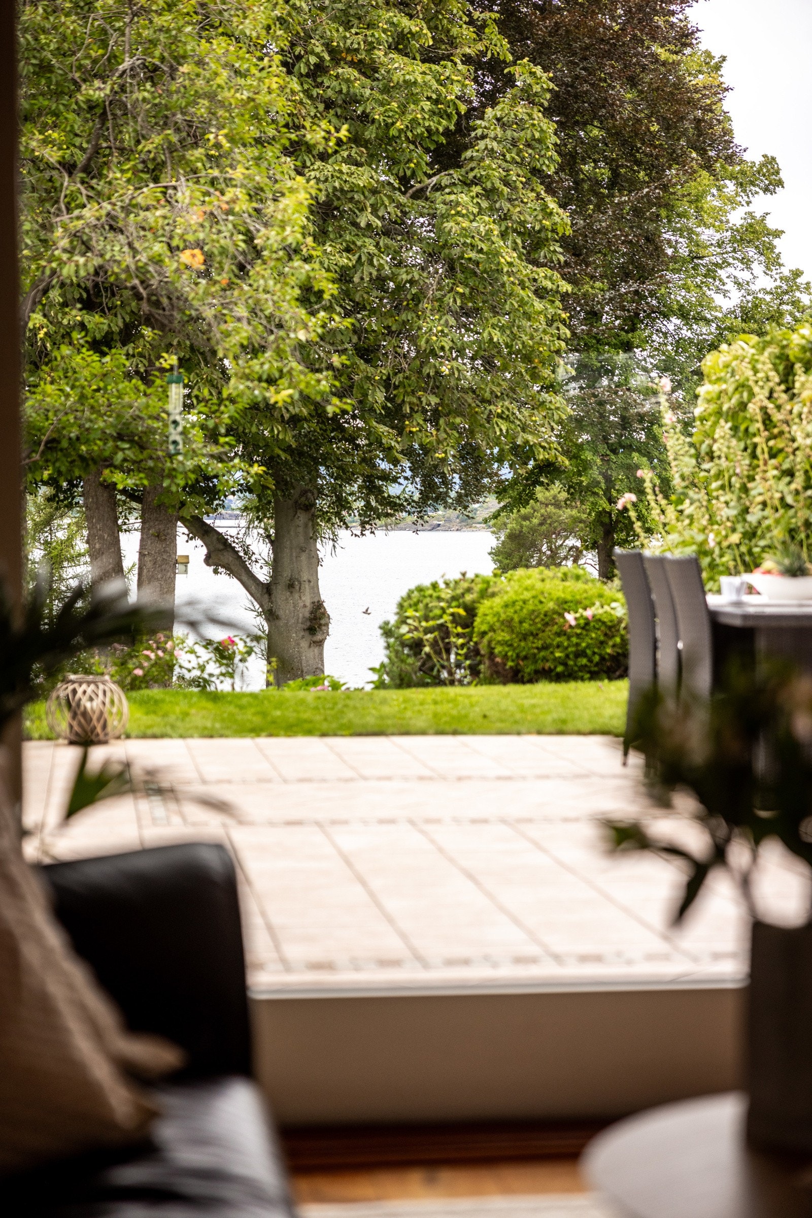 Her bor du nærmest nedangen til badeplassen og badebrygga, perfekt for deg som setter pris for sjøliv og gode sommerdager. Galleribilde