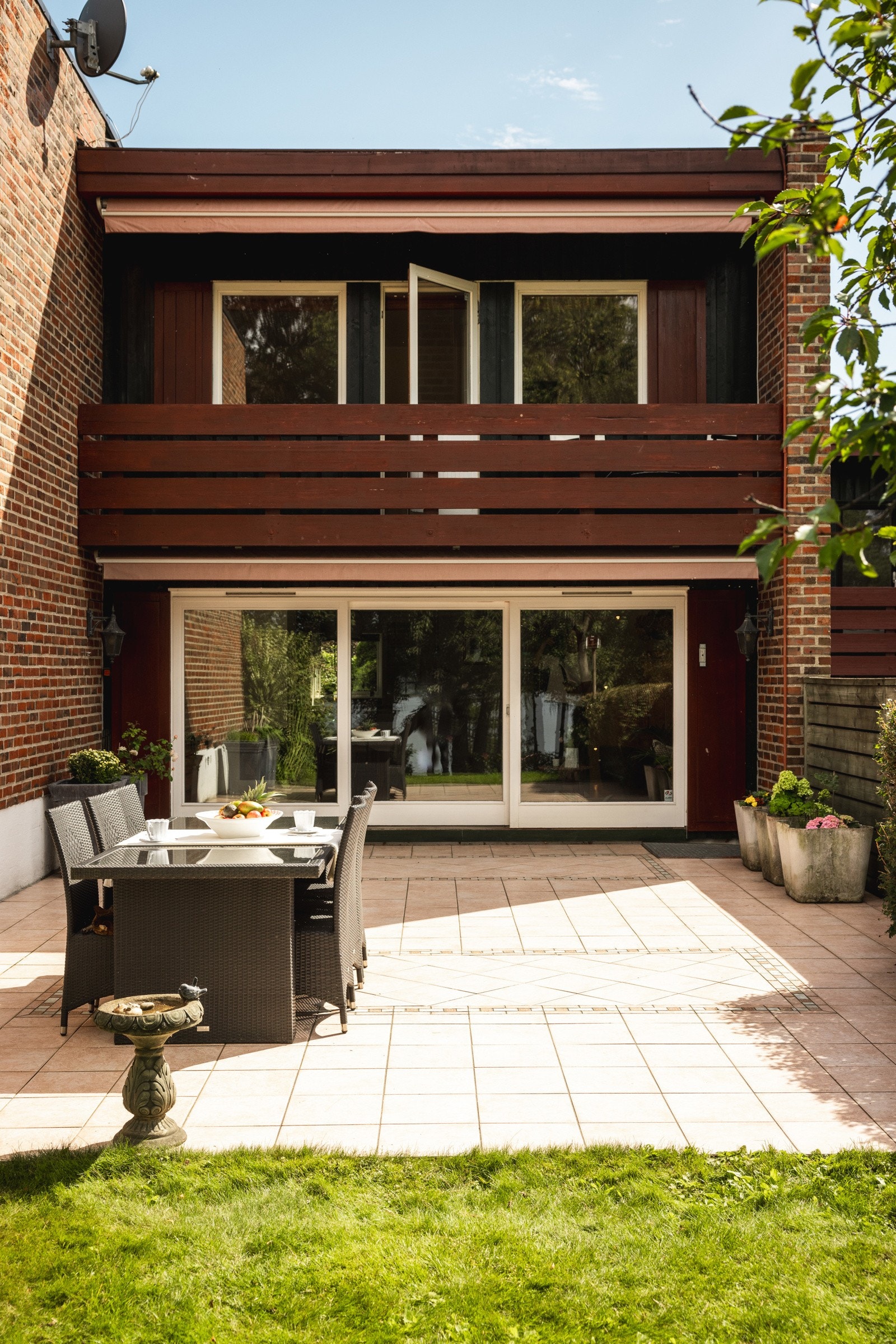 Boligens plassering i rekken er forskjøvet både foran og bak, noe som gjør boligen mer usjenert enn de fleste naboene og samtidig står for den beste utsikten. Galleribilde