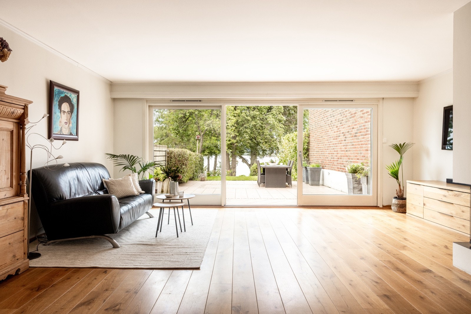 Stuen er lys og åpen med store vindusflater som slipper inn rikelig med dagslys og gir en fin kontakt med uteområdet. Galleribilde