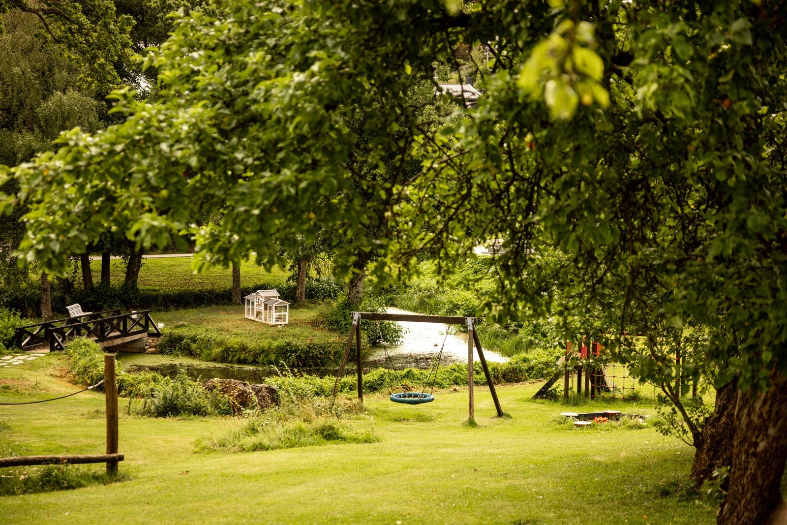 Her er det flere uteplasser og en nydelig hage med frukttrær, bærbusker og blomstrende prydbusker. Galleribilde