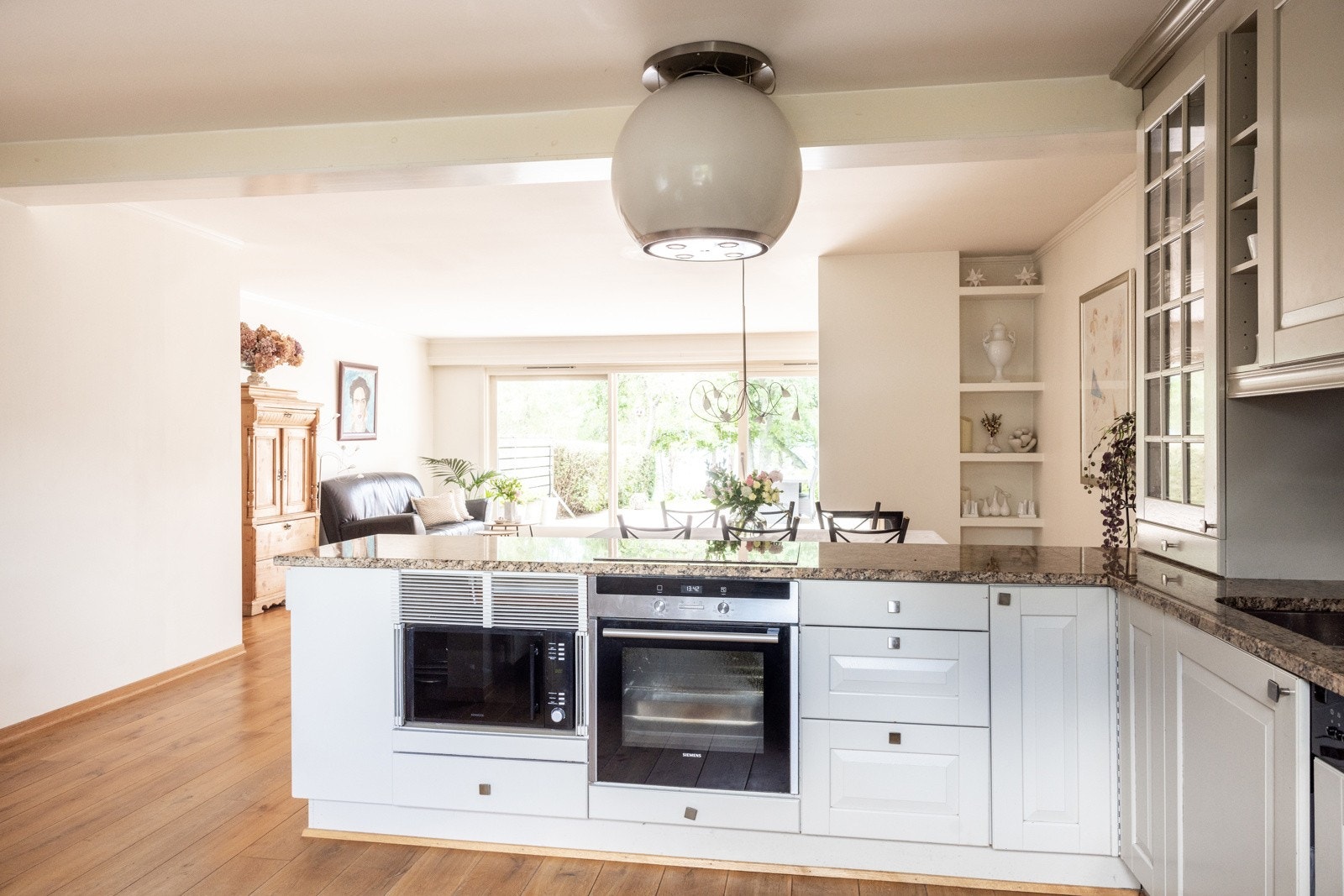 Kjøkkenet er utstyrt med integrerte hvitevarer og har rikelig med skap- og benkeplass. Det er kjøkkenventilator med kullfilter og mekanisk avtrekk over kjøkkenventilatoren i tillegg. Galleribilde