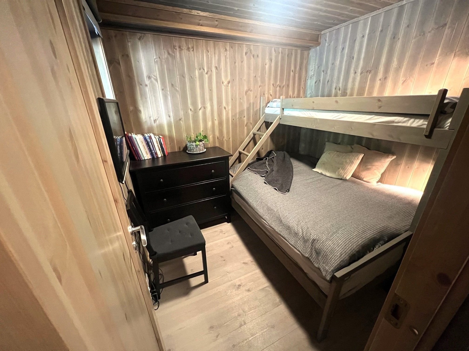 Soverom 1 med familiekøye: 150 cm nede og 75 cm oppe. Galleribilde