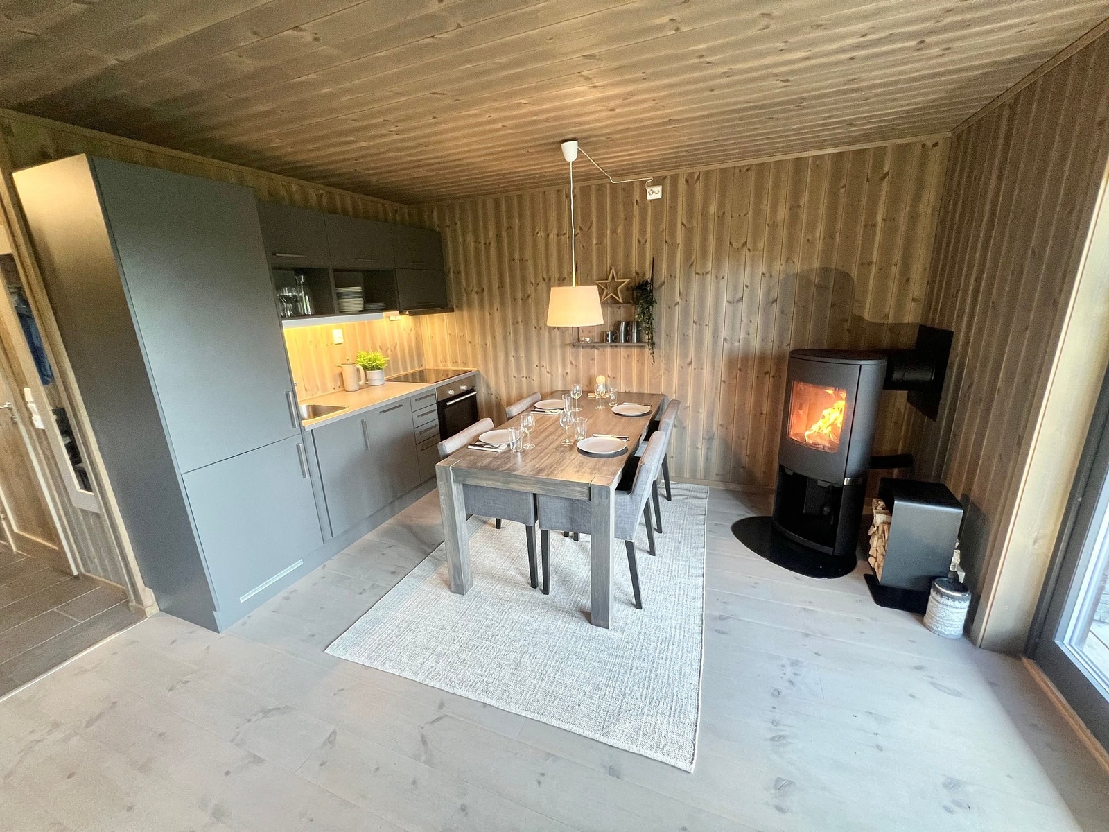 Kjøkken med integrerte hvitevarer fra Siemens. Galleribilde