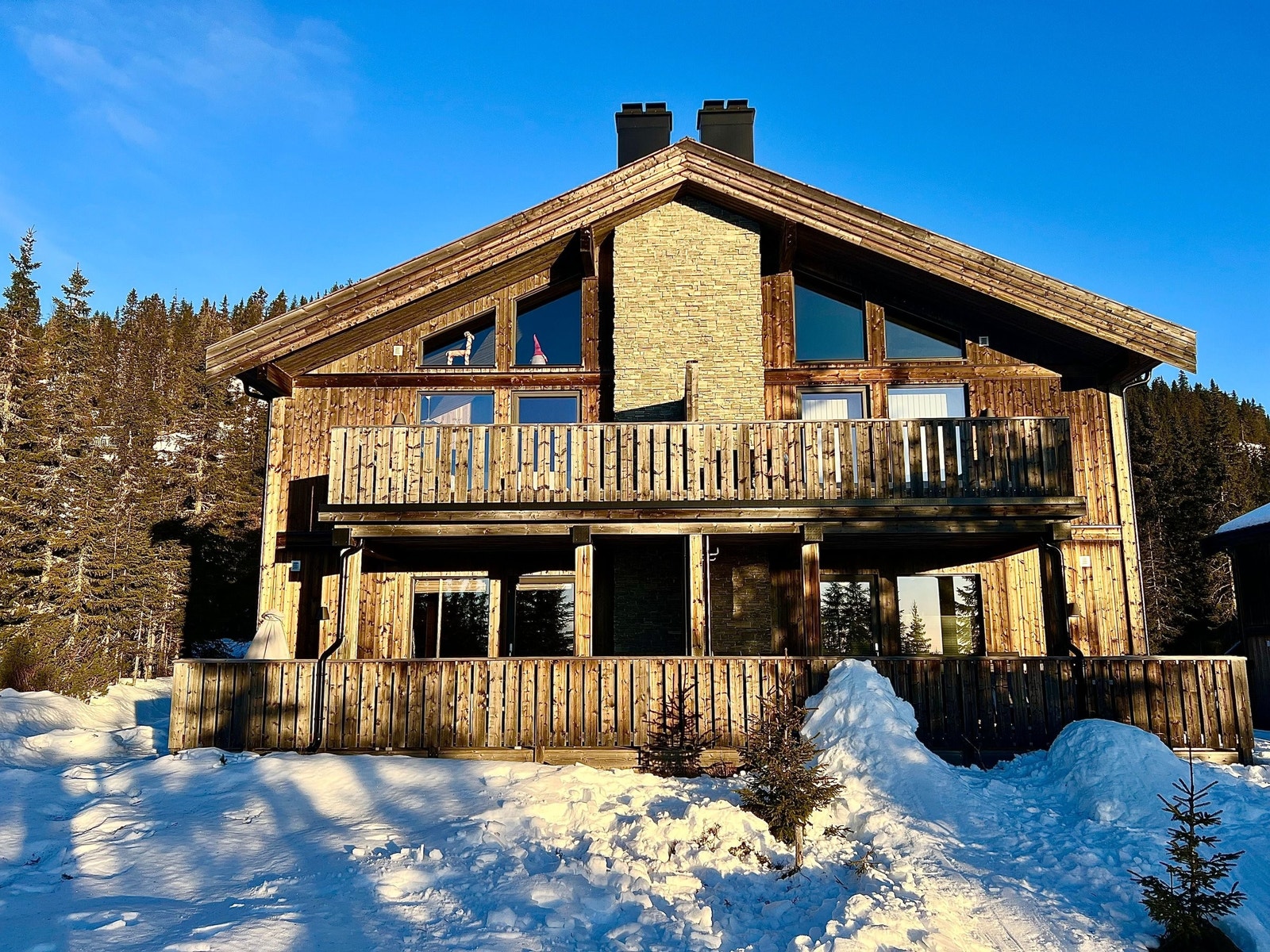 Leiligheten ligger nede til venstre, innerst i blindvei. Hyttefølelse og ekte ski inn/ut til både langrenn og alpint. Galleribilde