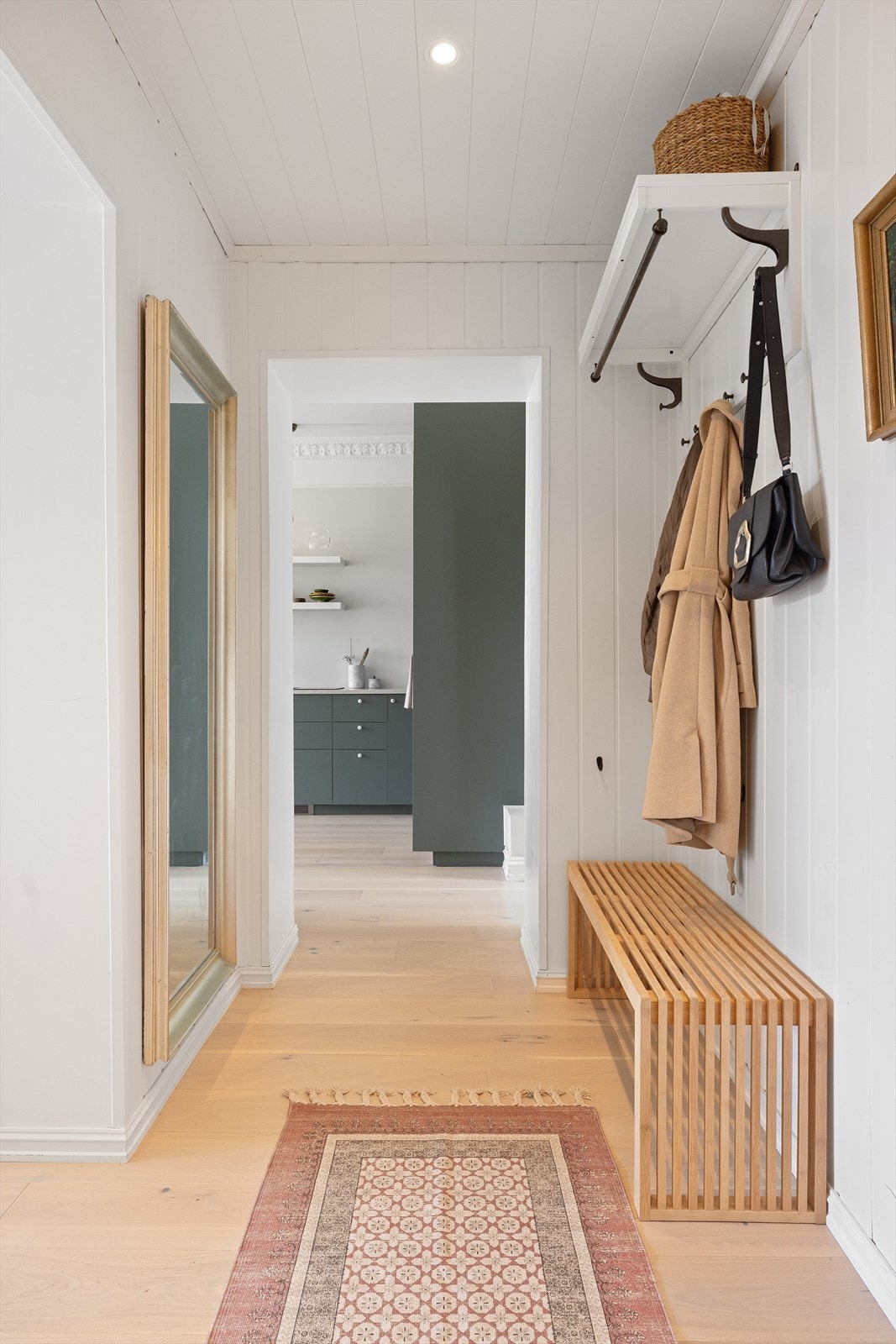 Allerede i entréen får du et godt førsteinntrykk, med gode muligheter for å henge fra seg sko og yttertøy. Galleribilde