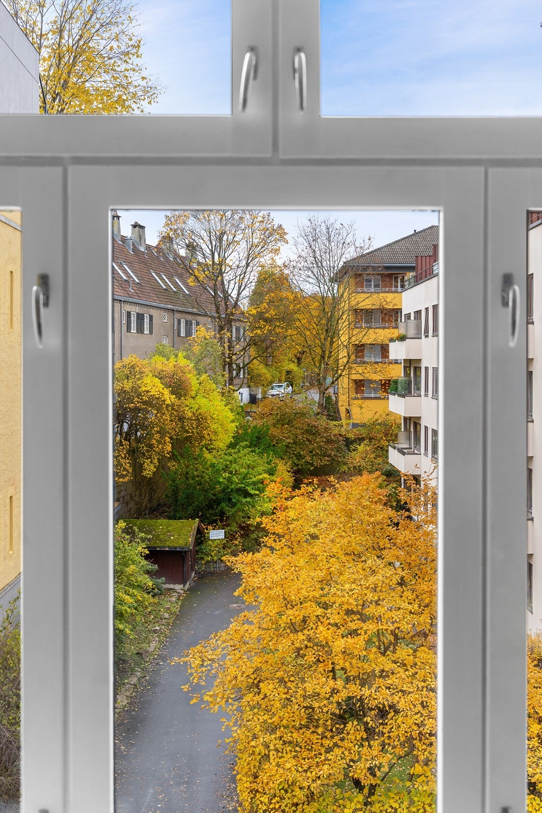 Store vinduer og ingen gjenboere gir en vakker utsikt og stort lysinnslipp. Galleribilde