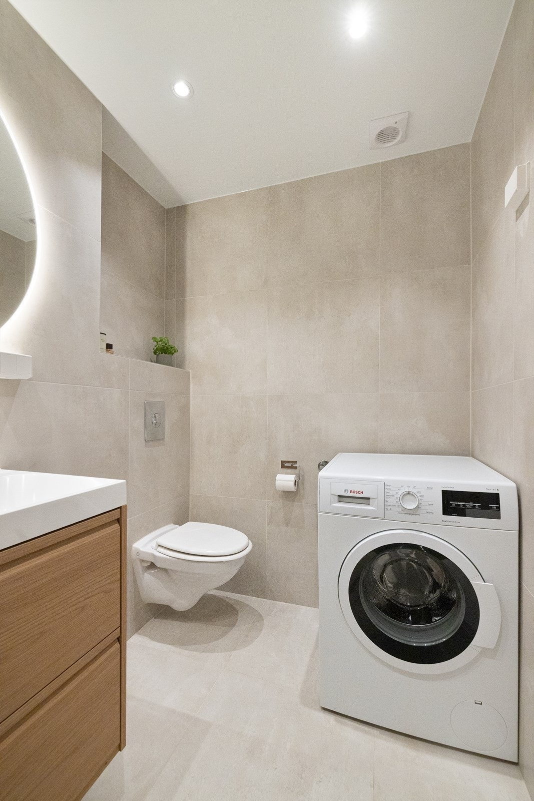 Badet ble oppgradert i 2025 i delikat stil. Det er også varmekabler i gulv for ekstra komfort i hverdagen. Galleribilde