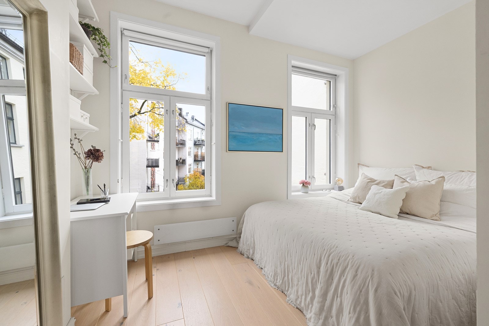 Soverommet vender ut mot indre gårdsrom og er av god størrelse med store vinduer som tilfører lys og luft. Galleribilde