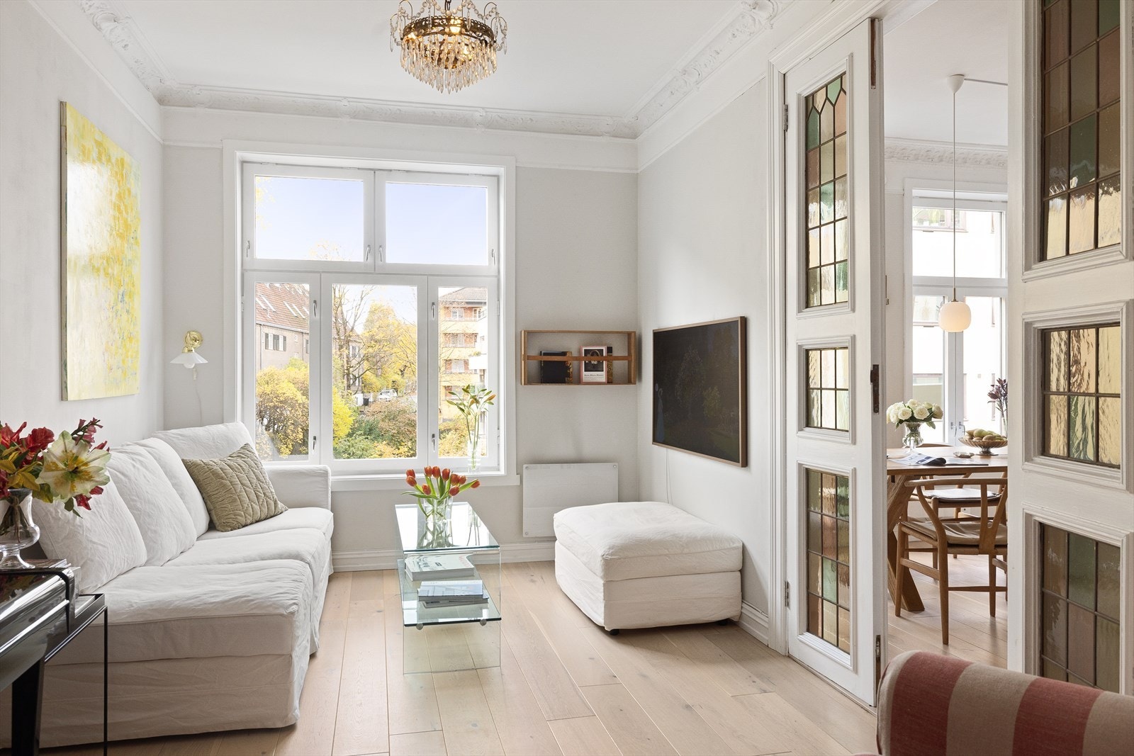 Her får du en gjennomgående og elegant bolig med god romfølelse, store vindusflater som slipper inn rikelig med naturlig lys, og vakre originale detaljer som stukkatur og rosett. Galleribilde