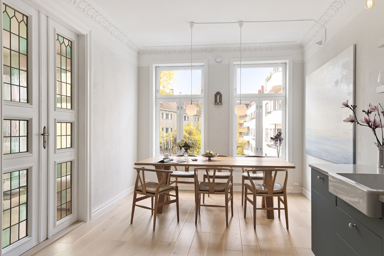 Klassiske detaljer som doble fløydører og stukkatur i himling tilfører et herskapelig preg. Galleribilde