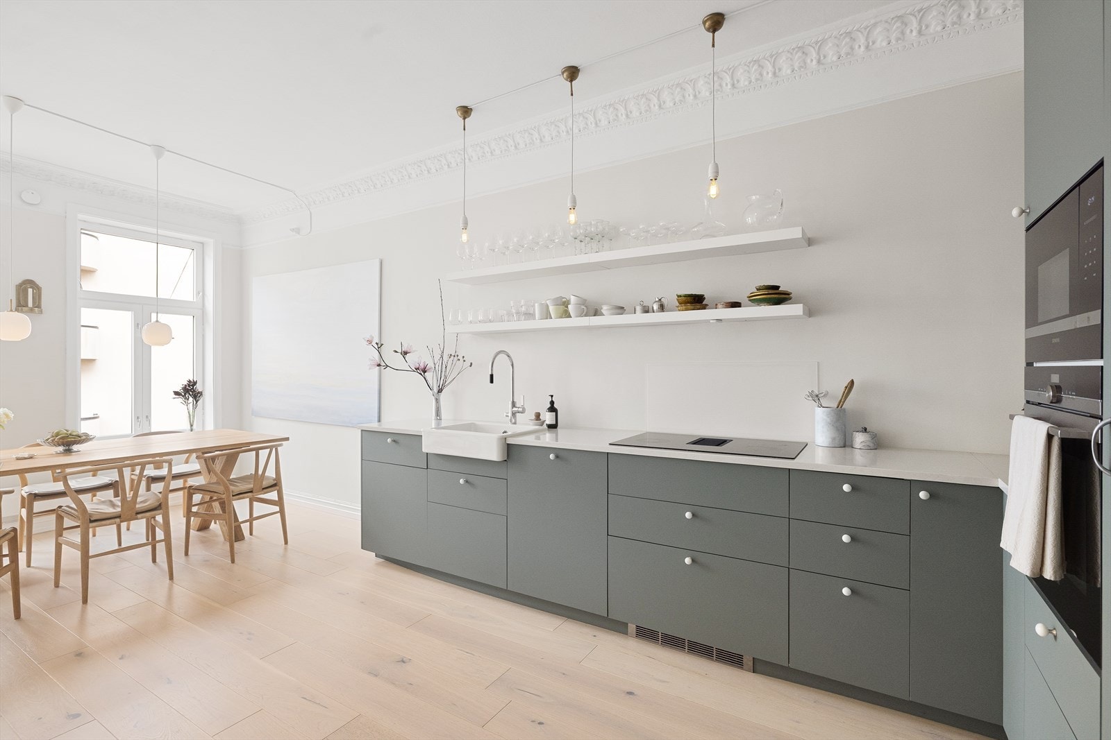 Det er rikelig med benk- og skapplass. Åpen hylleløsning tilfører et stilfullt preg. Galleribilde