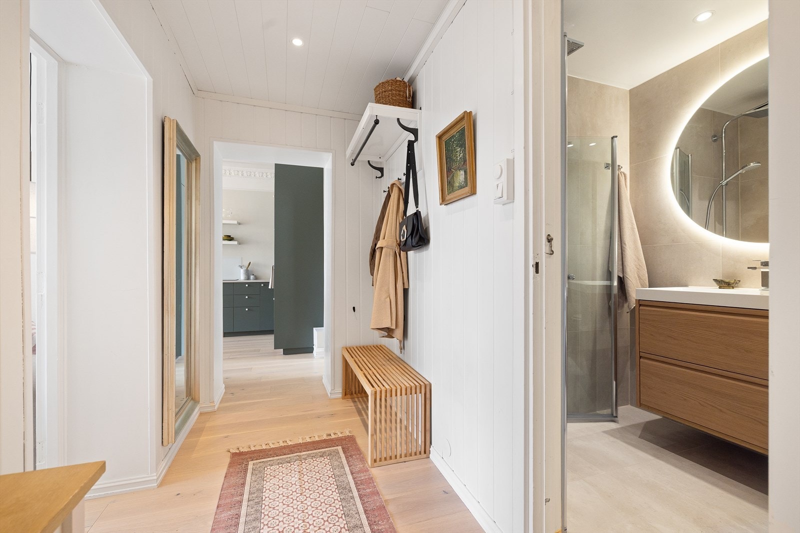 Entréen er lys og tar deg videre til alle rom i leiligheten. Galleribilde