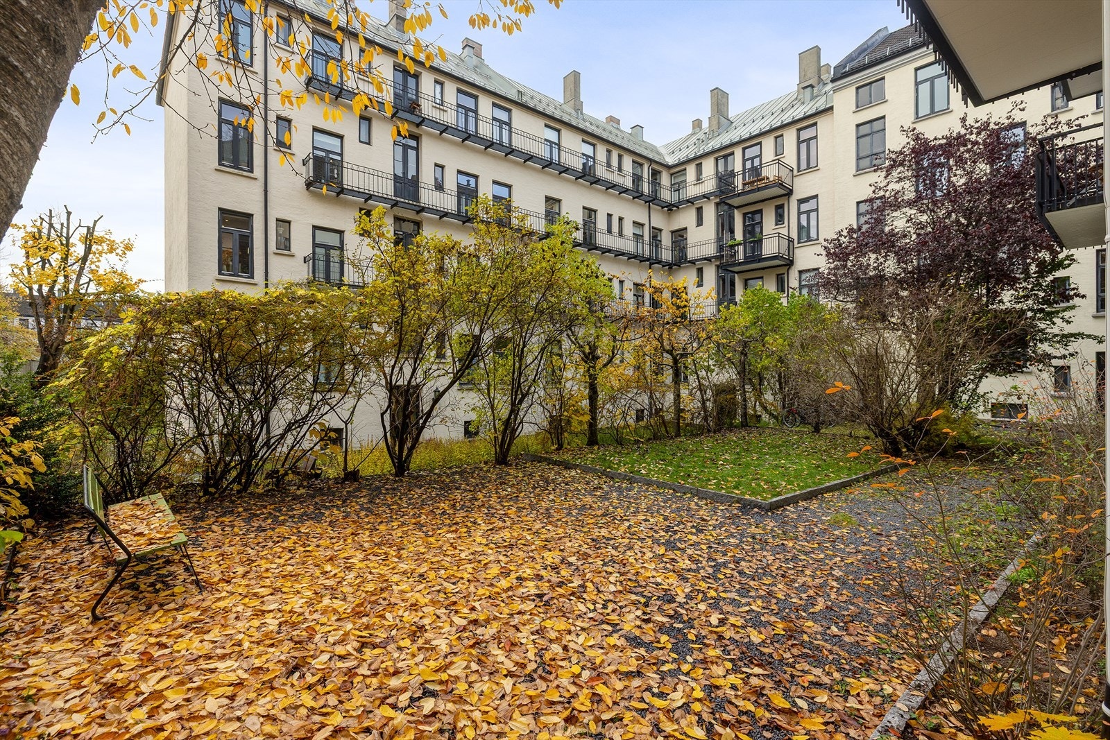 Bakgård / felles uteområde. Galleribilde