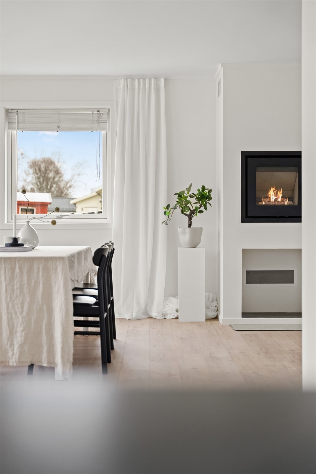 Videre fra kjøkkenet ledes du inn i den romslige stuen, som utgjør hjemmets naturlige samlingspunkt. Galleribilde