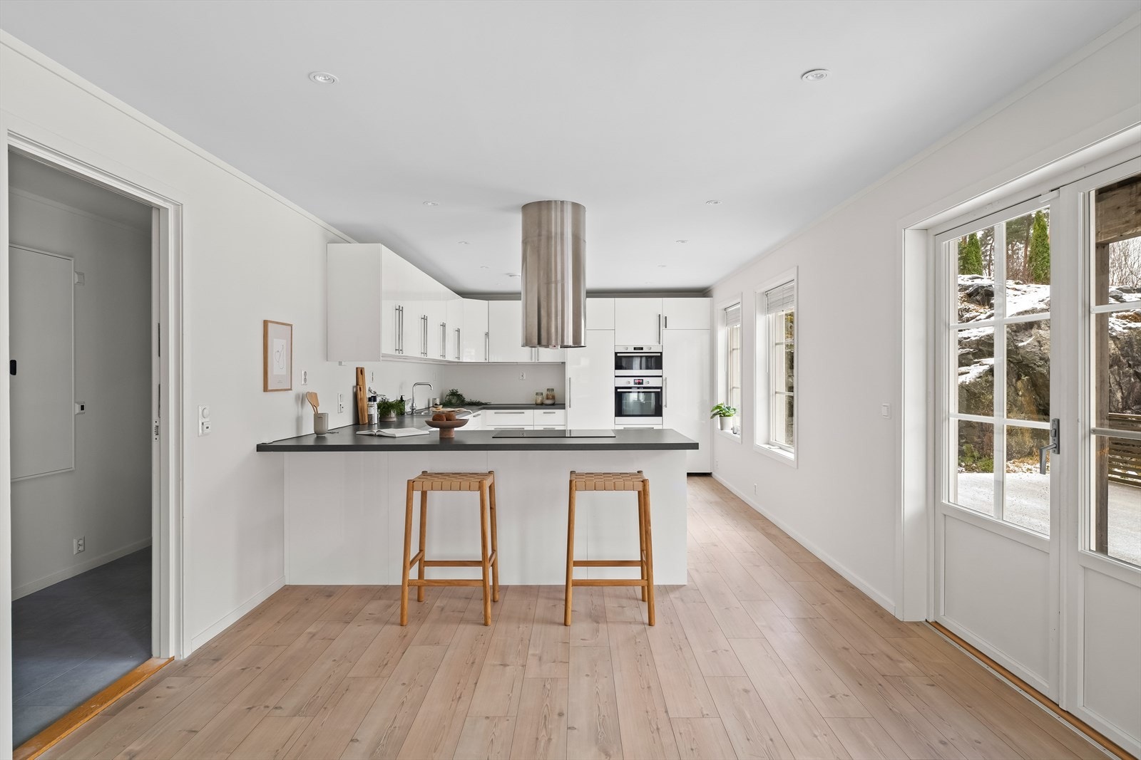 Kjøkkenet er romslig og moderne! Galleribilde