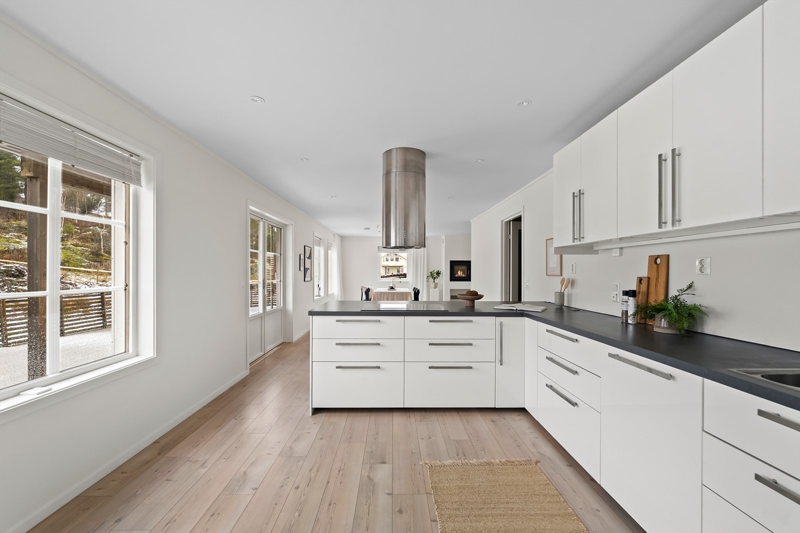 Løsningen er sosialt utformet med åpen forbindelse til stuen, samtidig som kjøkkenet oppleves som tydelig adskilt. Galleribilde