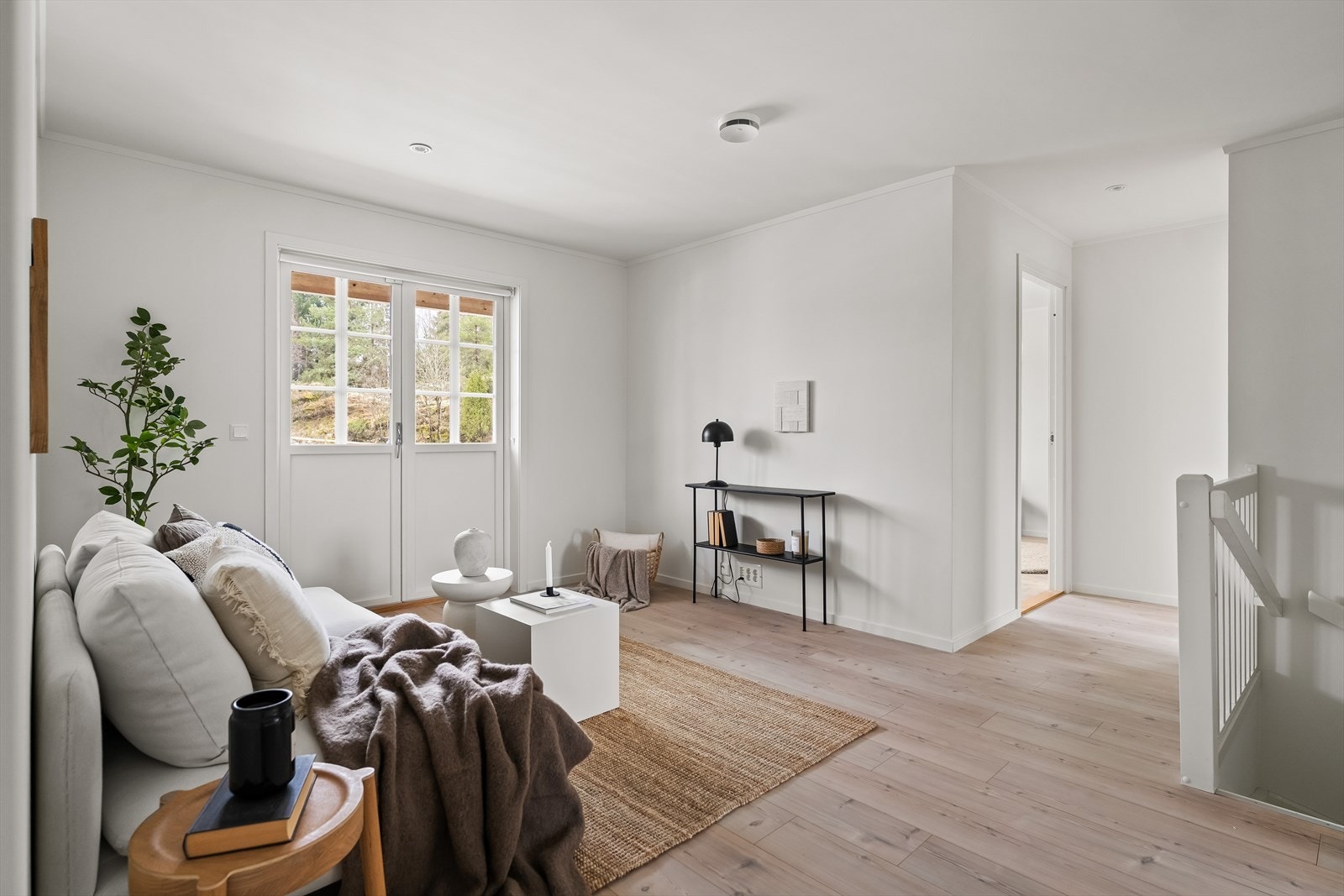 Herfra er det utgang til en balkong på ca. 6 kvm, hvor du kan nyte frisk luft og utsikt. Galleribilde