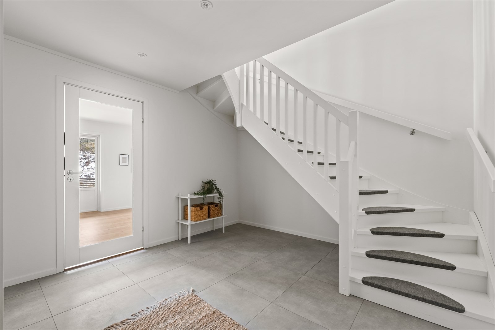 I hallen finner du trappen som leder til boligens andre etasje. La oss ta turen opp! Galleribilde