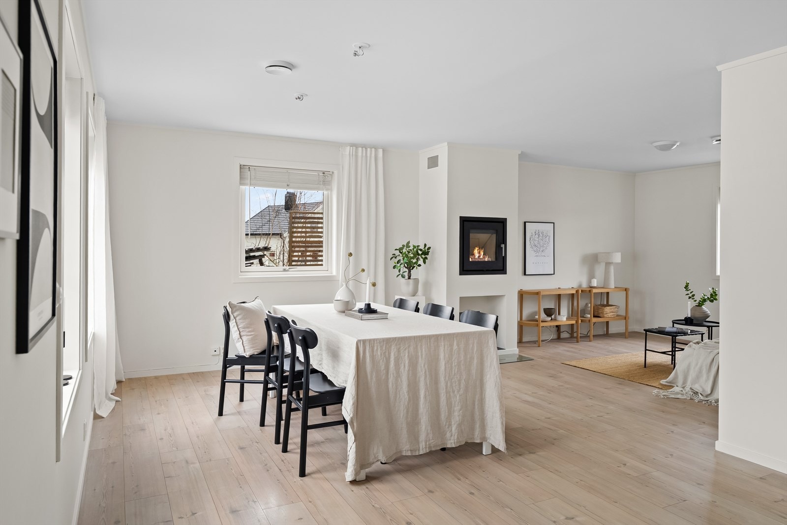 Stuen byr på naturlig inndeling av soner, med plass til både spisestue og TV-stue. Galleribilde