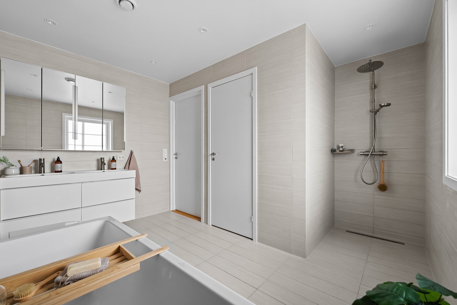 Her er det også en egen dusjnisje, samt at man har direkte adkomst til et separat vaskerom med opplegg for vaskemaskin. Galleribilde