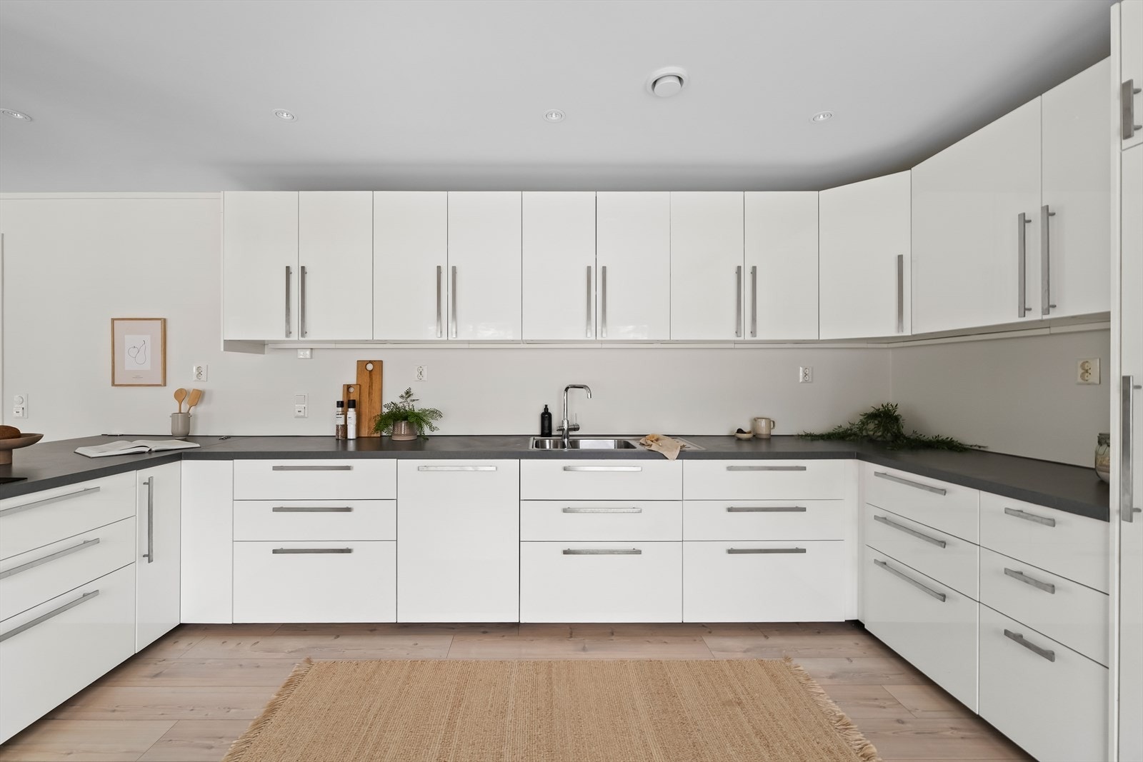 Her finner du rikelig med skapplass og benkeareal, perfekt for den matglade. Galleribilde