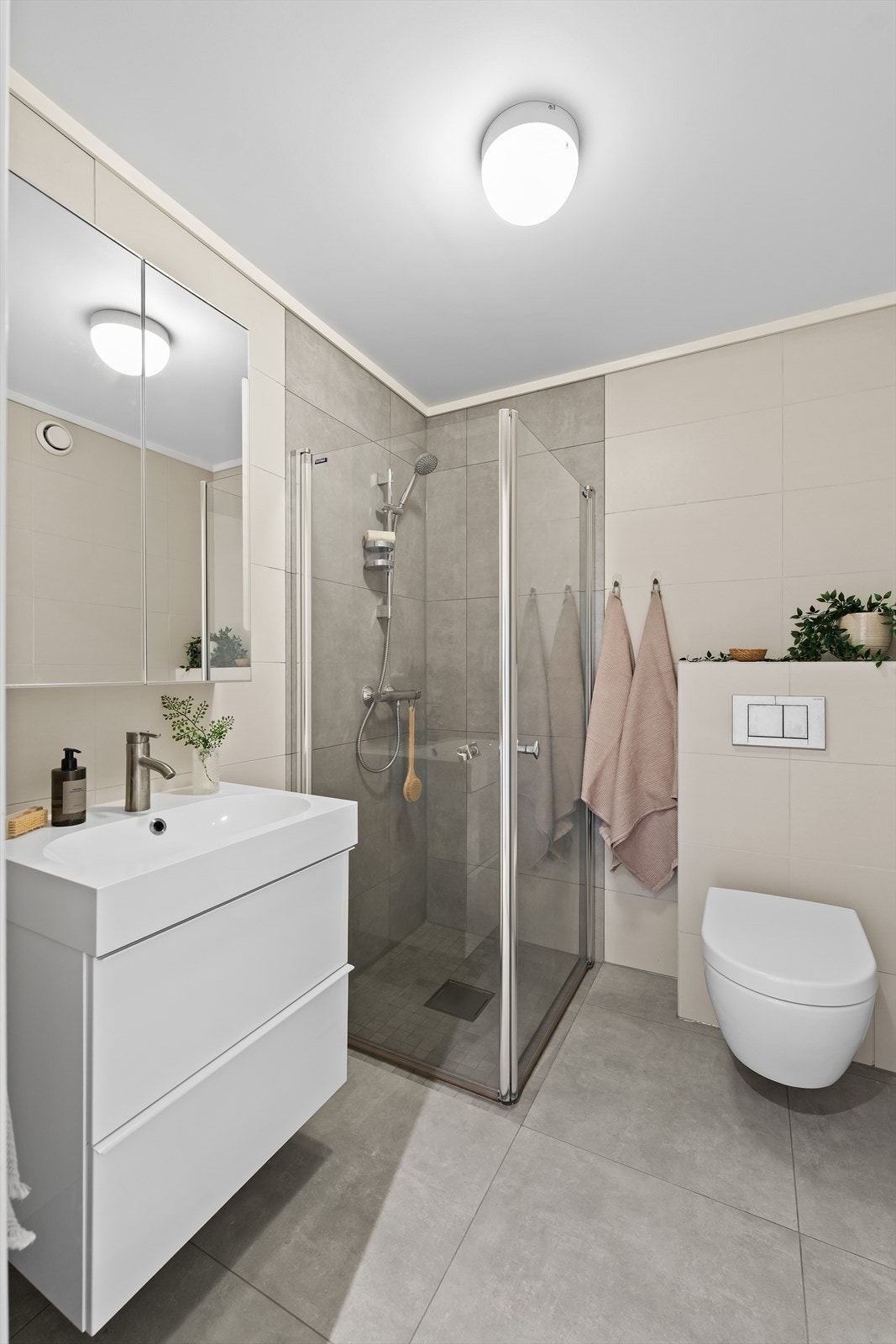 Badet i første etasje er lekkert oppgradert med ny membran og moderne fliser på gulv og i dusjsone. Galleribilde