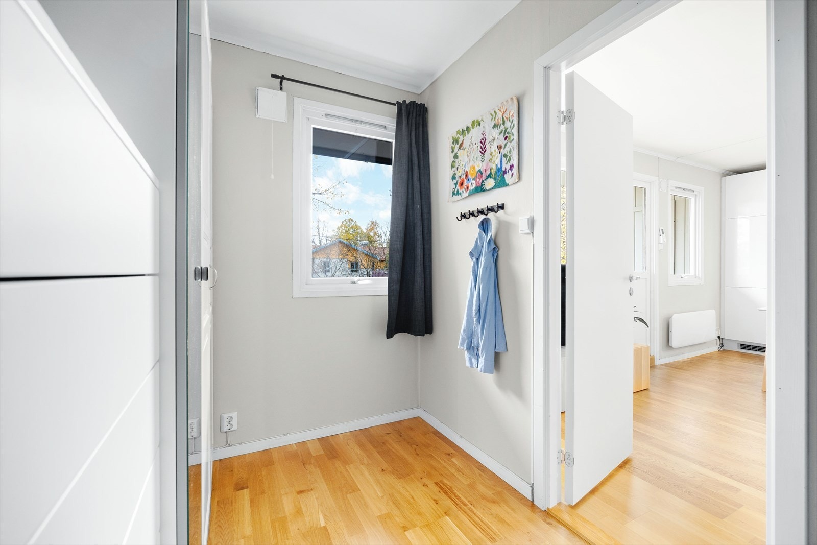 Enkel og funksjonell adkomst fra stuen. Galleribilde