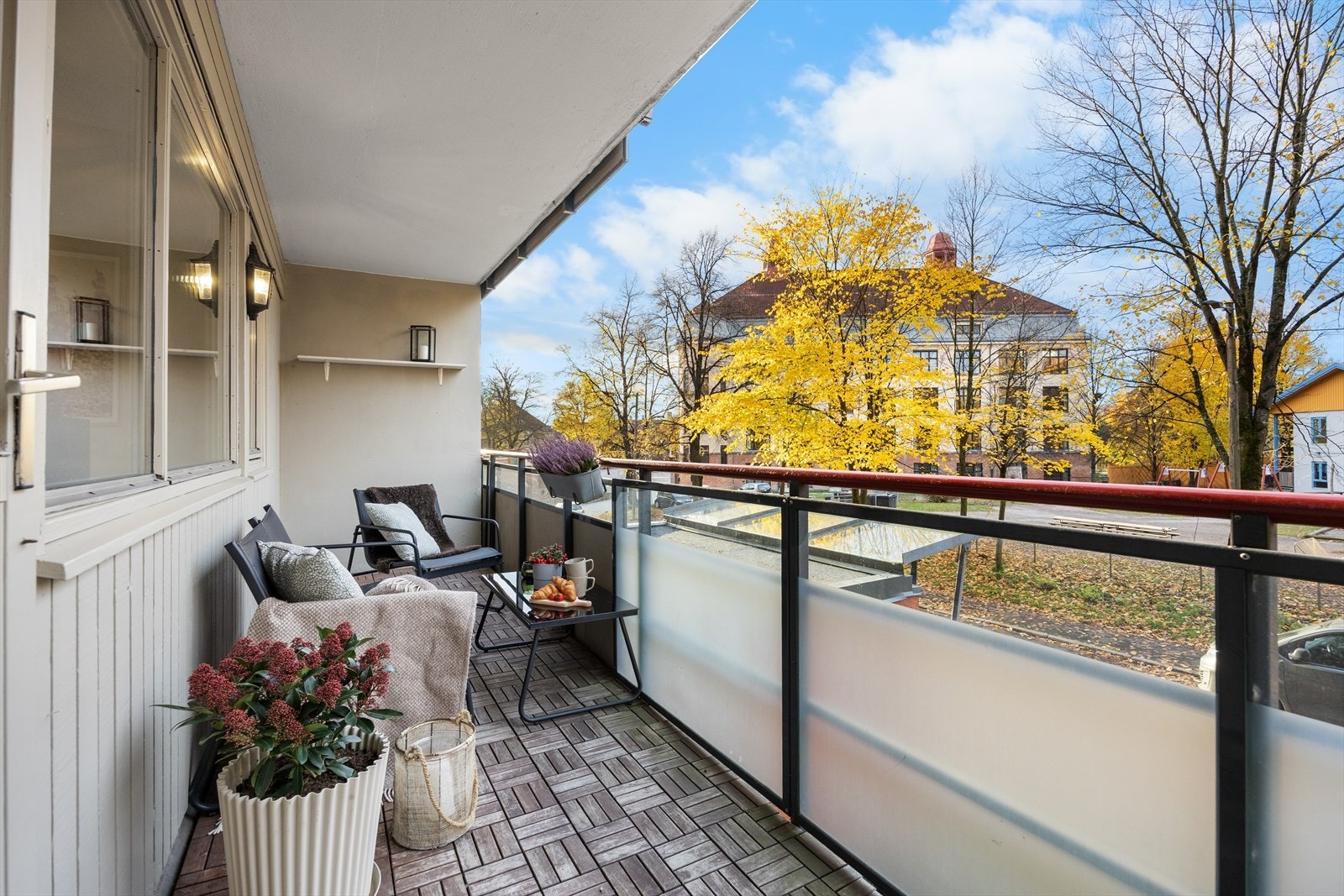 Romslig (9kvm) vestvendt balkong - Perfekt balkong for hverdagsmiddager, kaffe i sola og rolige kvelder. Galleribilde