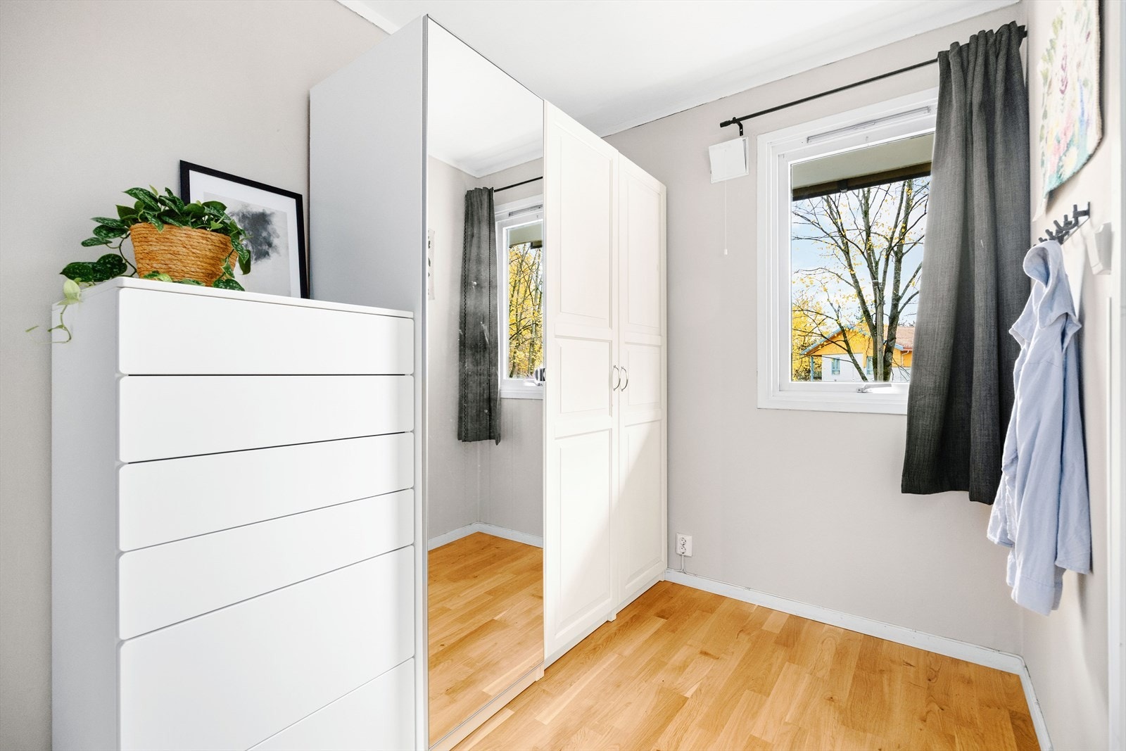 Hyggelig utsyn fra soverommet som slipper inn godt med dagslys. Galleribilde