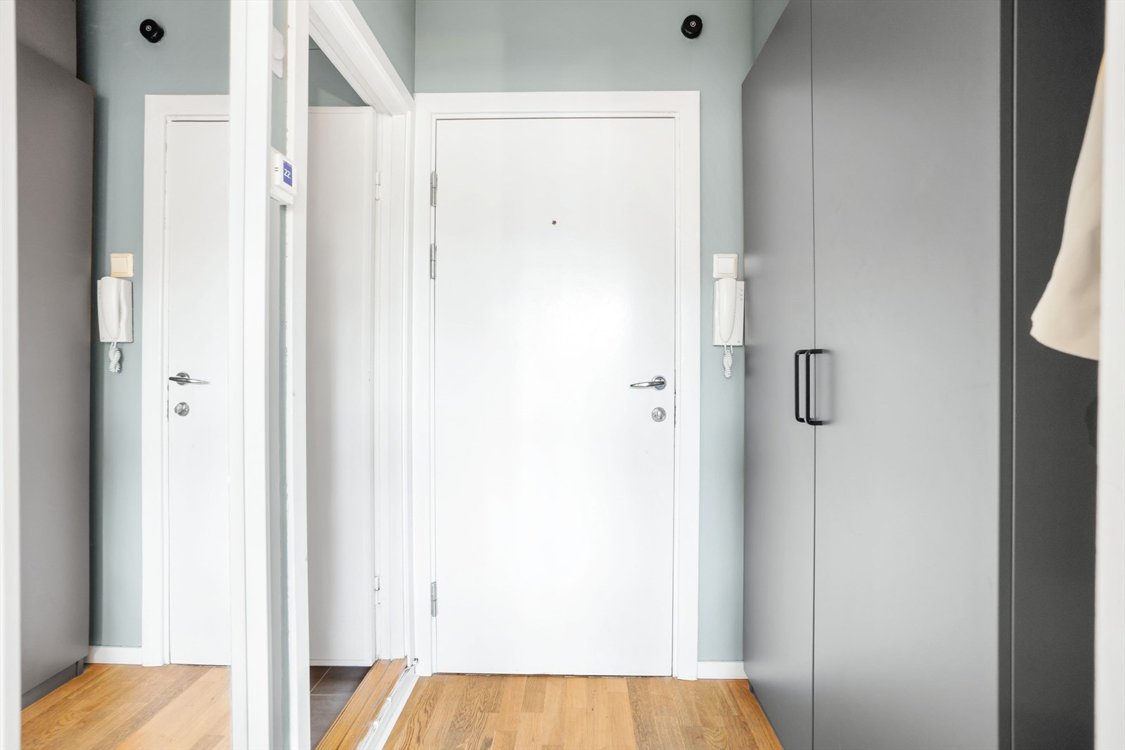 Lys og ryddig entré med god plass til garderobeløsning. Galleribilde