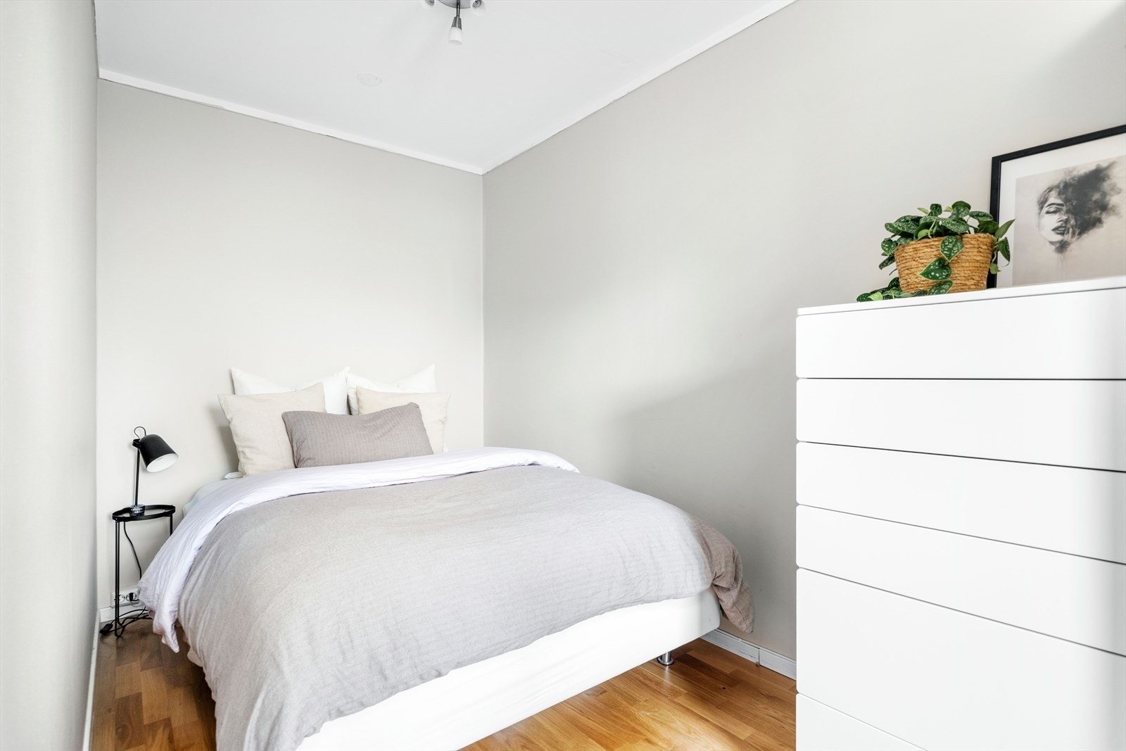 Soverom som gir fleksibel møblering og ryddig romfølelse. Galleribilde