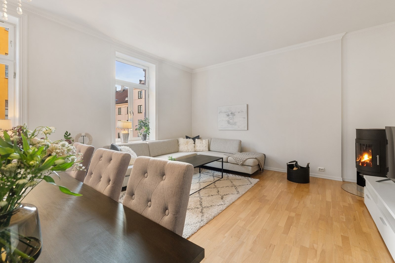 Lys og innbydende stue av god størrelse. Det er god plass til sofagruppe med tilhørende sofabord og tv-møblement og spisegruppe. Galleribilde