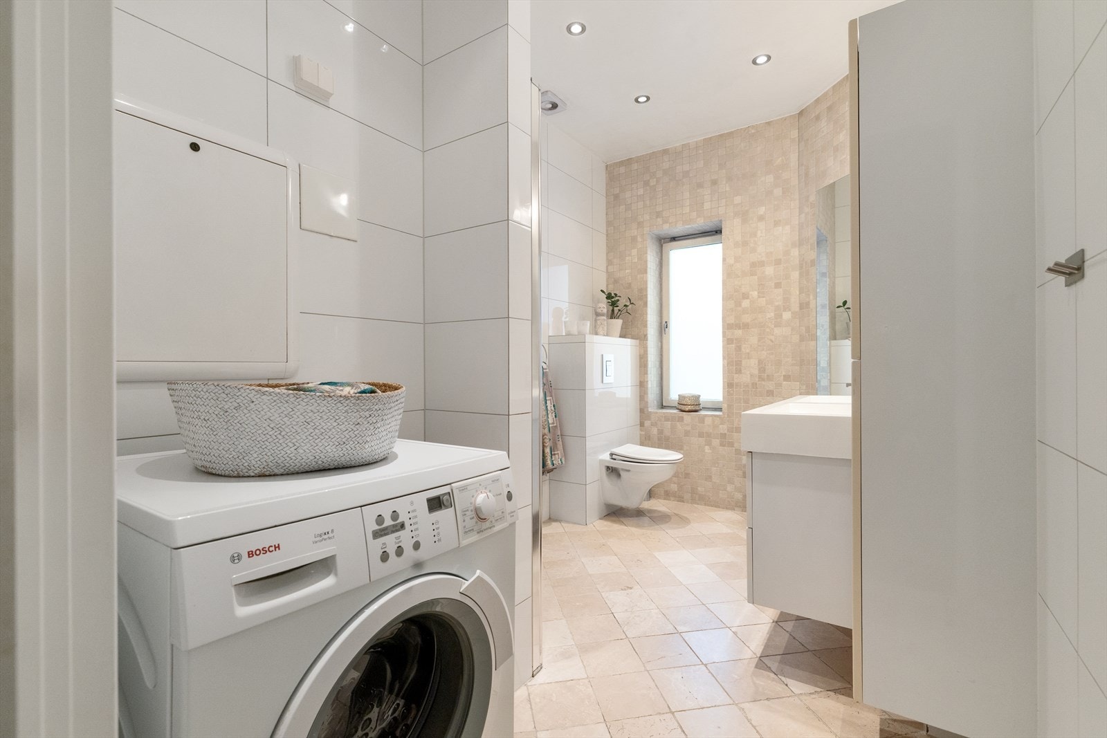 Flott, flislagt bad som utvidet og renovert i 2010. Galleribilde