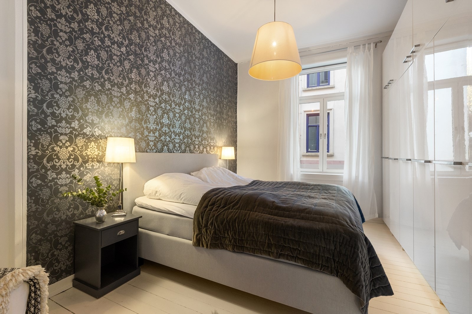 Det er rikelig med oppbevaringsplass i garderobeløsning montert langs den ene veggen. Galleribilde