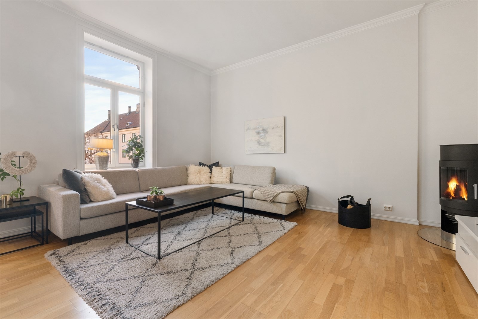 Den gode takhøyden på over 3 meter gir en god romfølelse. Stuen har flott stukkatur. Galleribilde