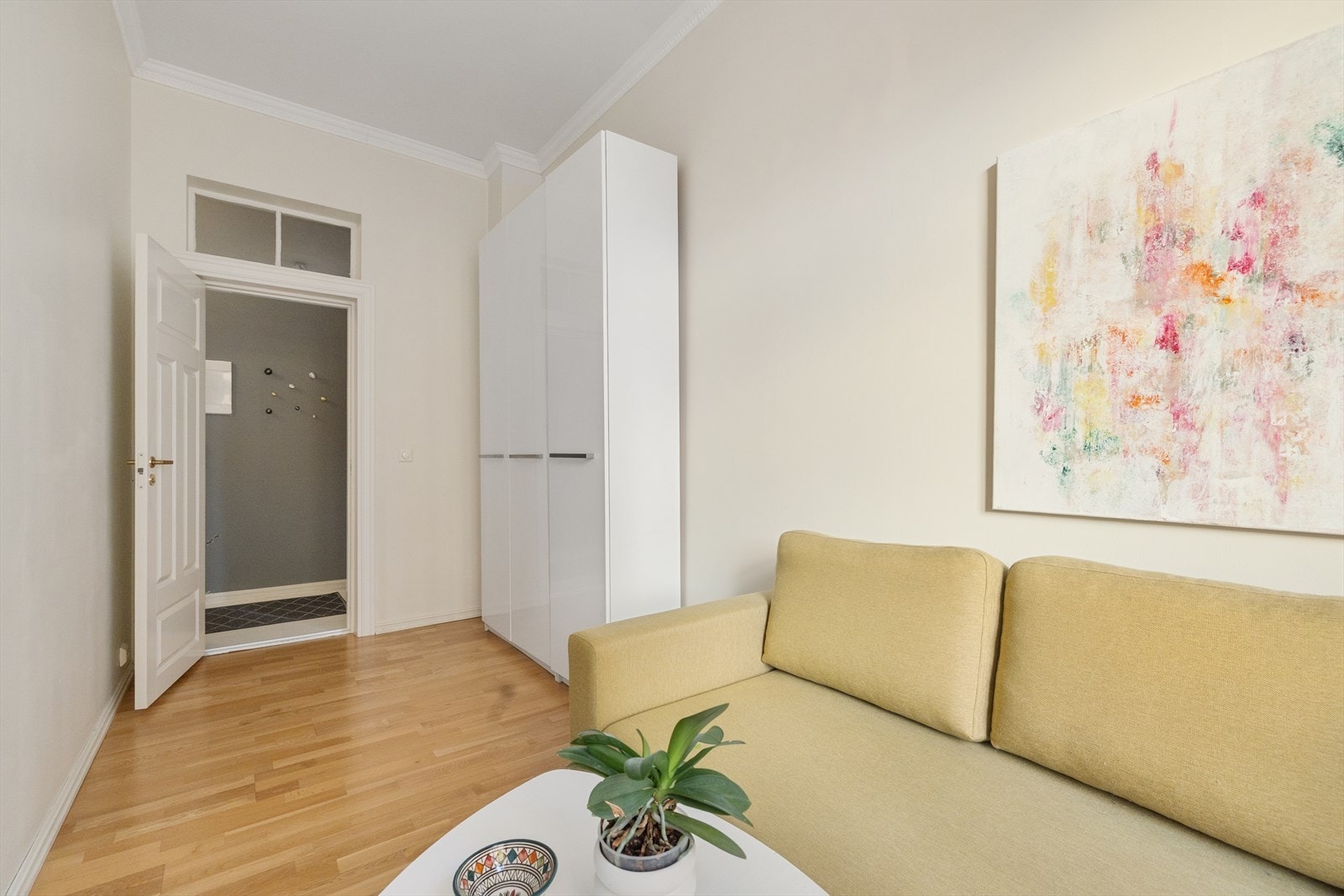 Rommet har plass til seng, skrivepult og skap. Soverommet er i dag innredet og brukt som ekstra stue. Galleribilde