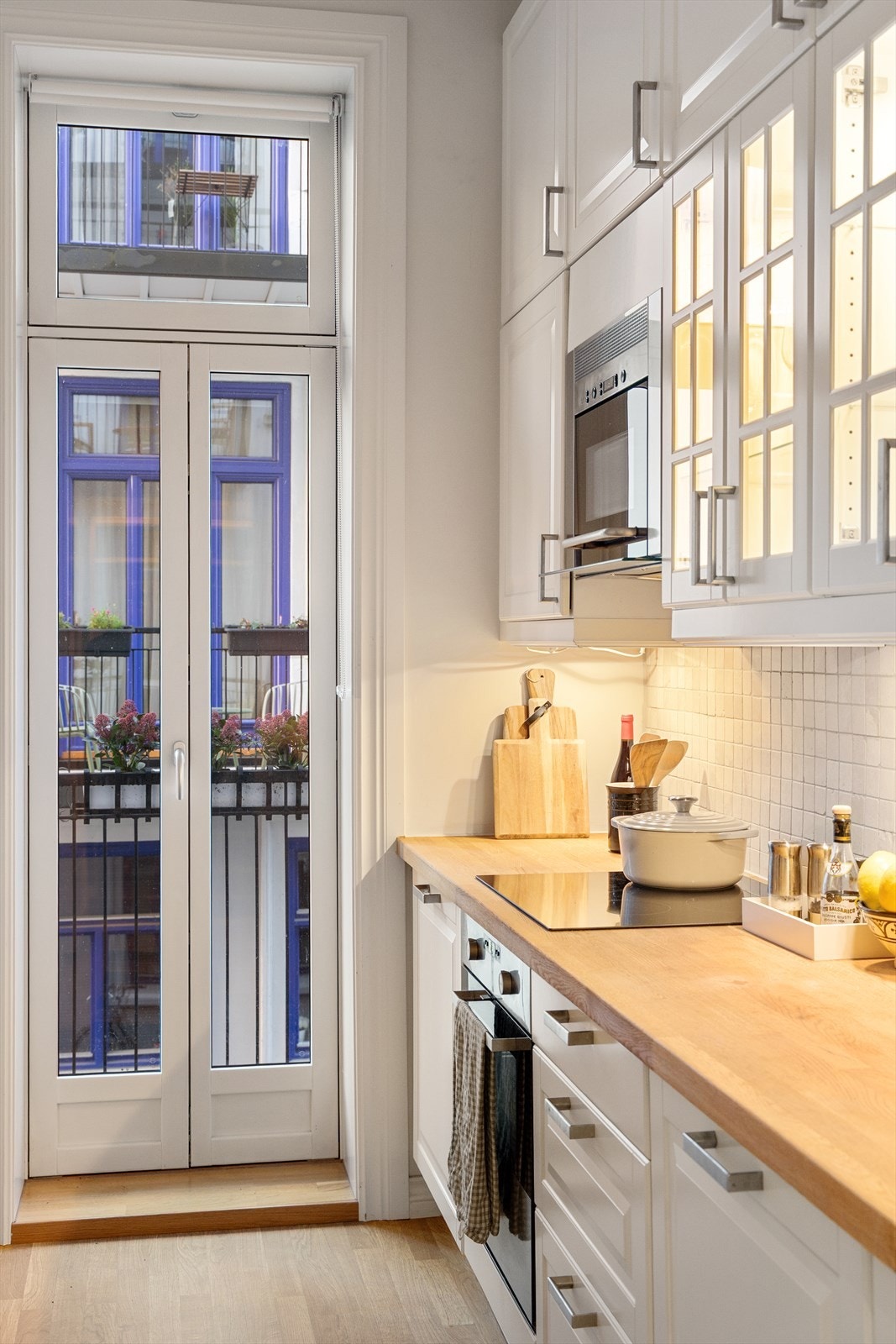 Det er integrert oppvaskmaskin, platetopp og stekeovn, samt frittstående kjøle-/fryseskap. Galleribilde