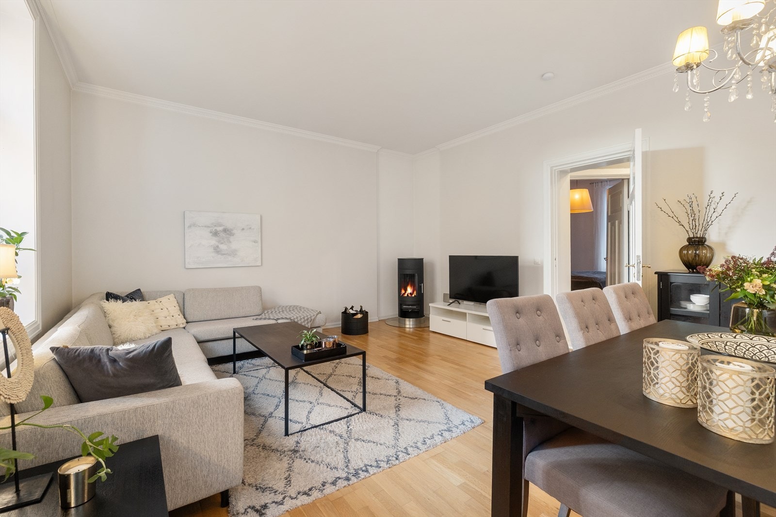 Overflatene er velholdte, og består av tre-stavs eikeparkett og veggene er malt i lyse farger. Galleribilde