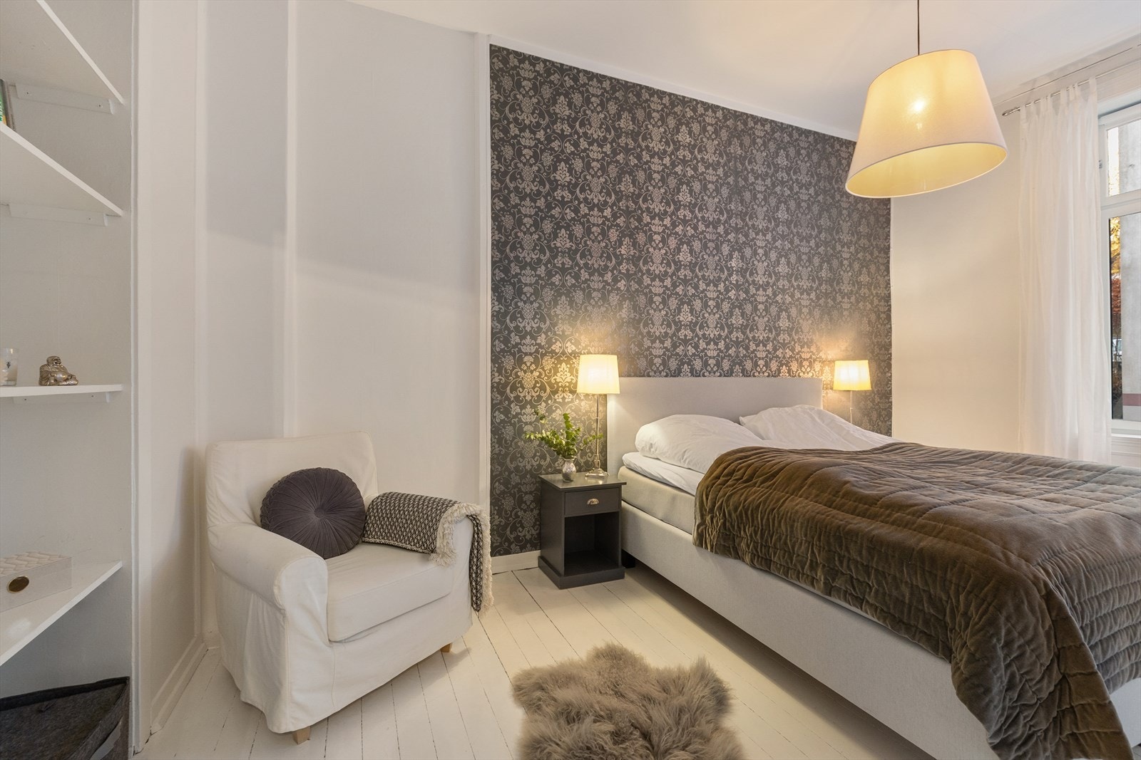 Hovedsoverommet er romslig, og har god plass til dobbeltseng med tilhørende nattbord på hver side. Galleribilde