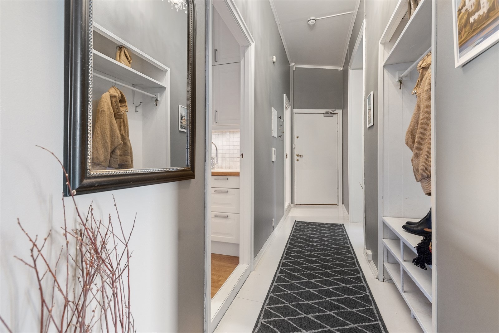 Det er godt med lagringsplass i åpen garderobeløsning. Galleribilde