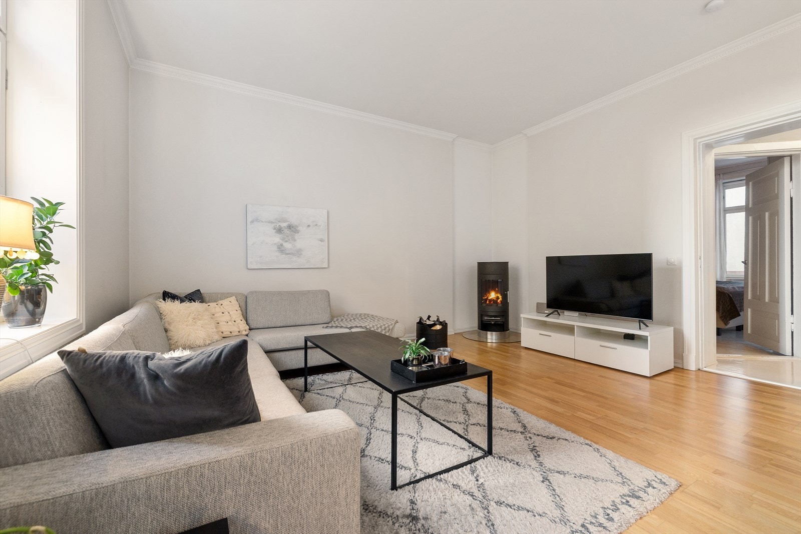 I hjørnet er det montert en moderne peisovn som gir behagelig, vedvarende varme og som også bidrar til hyggelig stemning på kalde høst- og vinterkvelder. Galleribilde