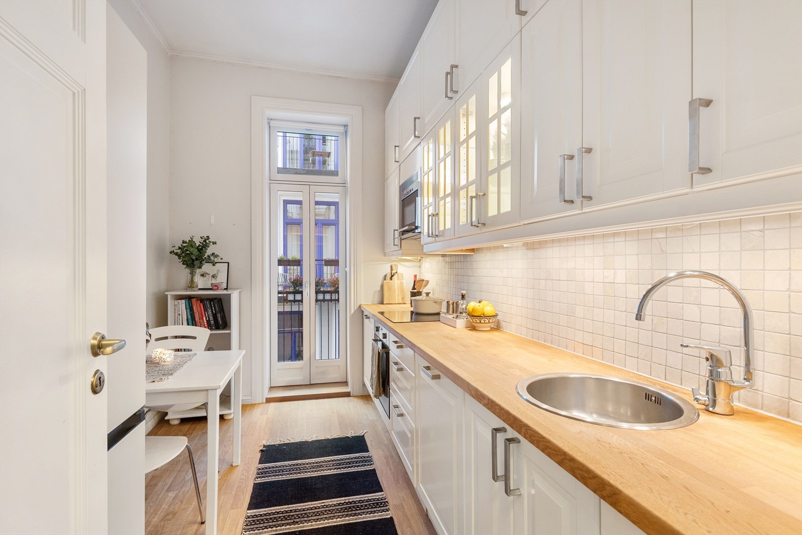 Separat, klassisk og lyst kjøkken med spiseplass. Galleribilde