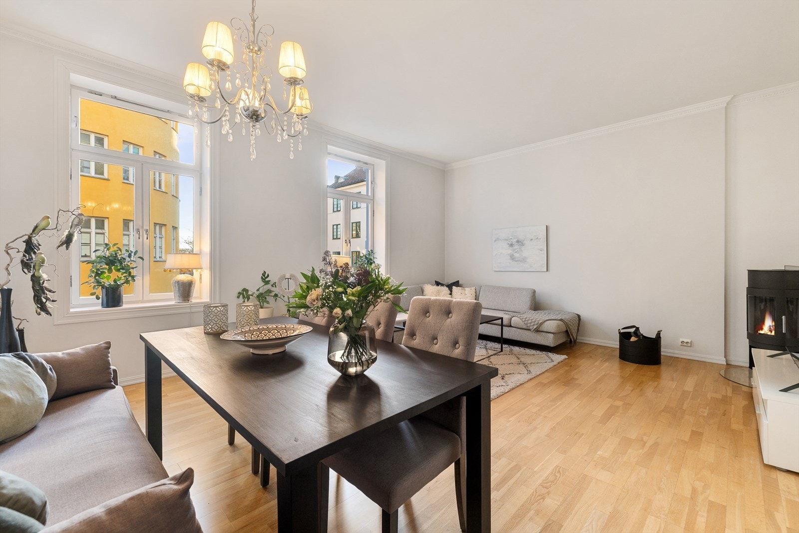 Leiligheten ligger i 2. etasje og inneholder gang, stue, kjøkken, bad og to soverom. Galleribilde