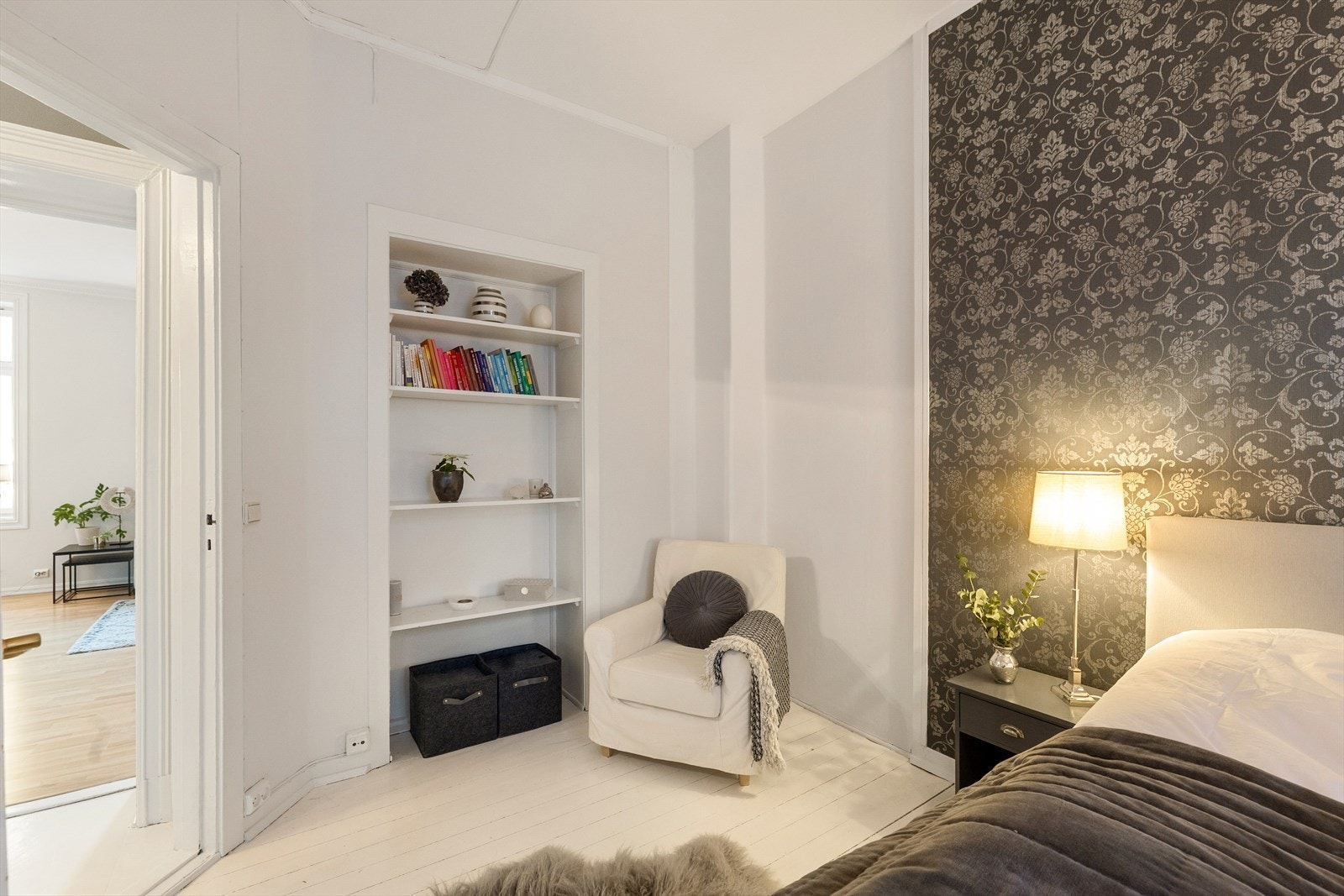 Soverommet har stort vindu som sikrer godt med lys og luft, og vender mot bakgård. Galleribilde