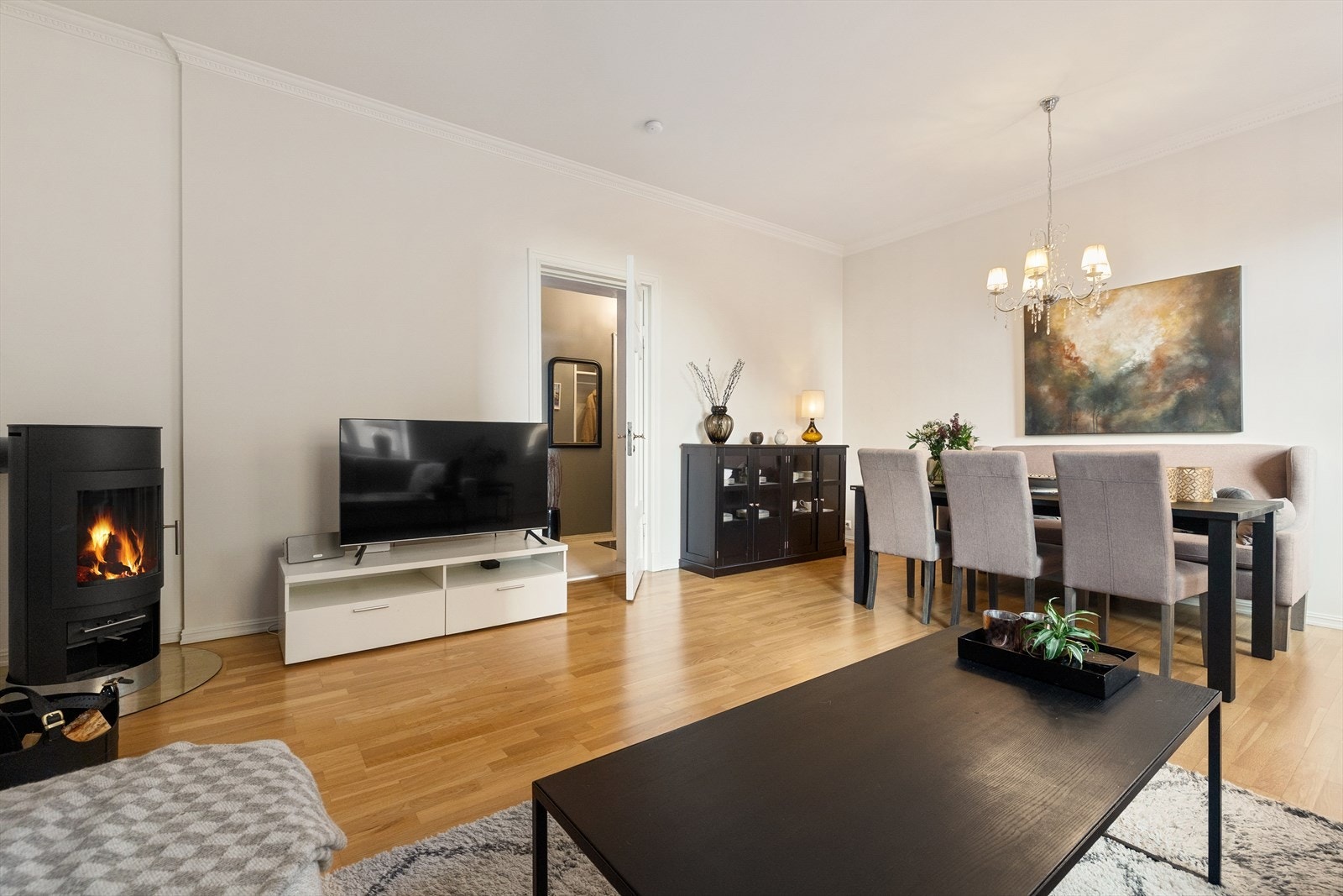 Rommet har rikelig med areal, som gjør det mulig å møblere i flere soner. Galleribilde