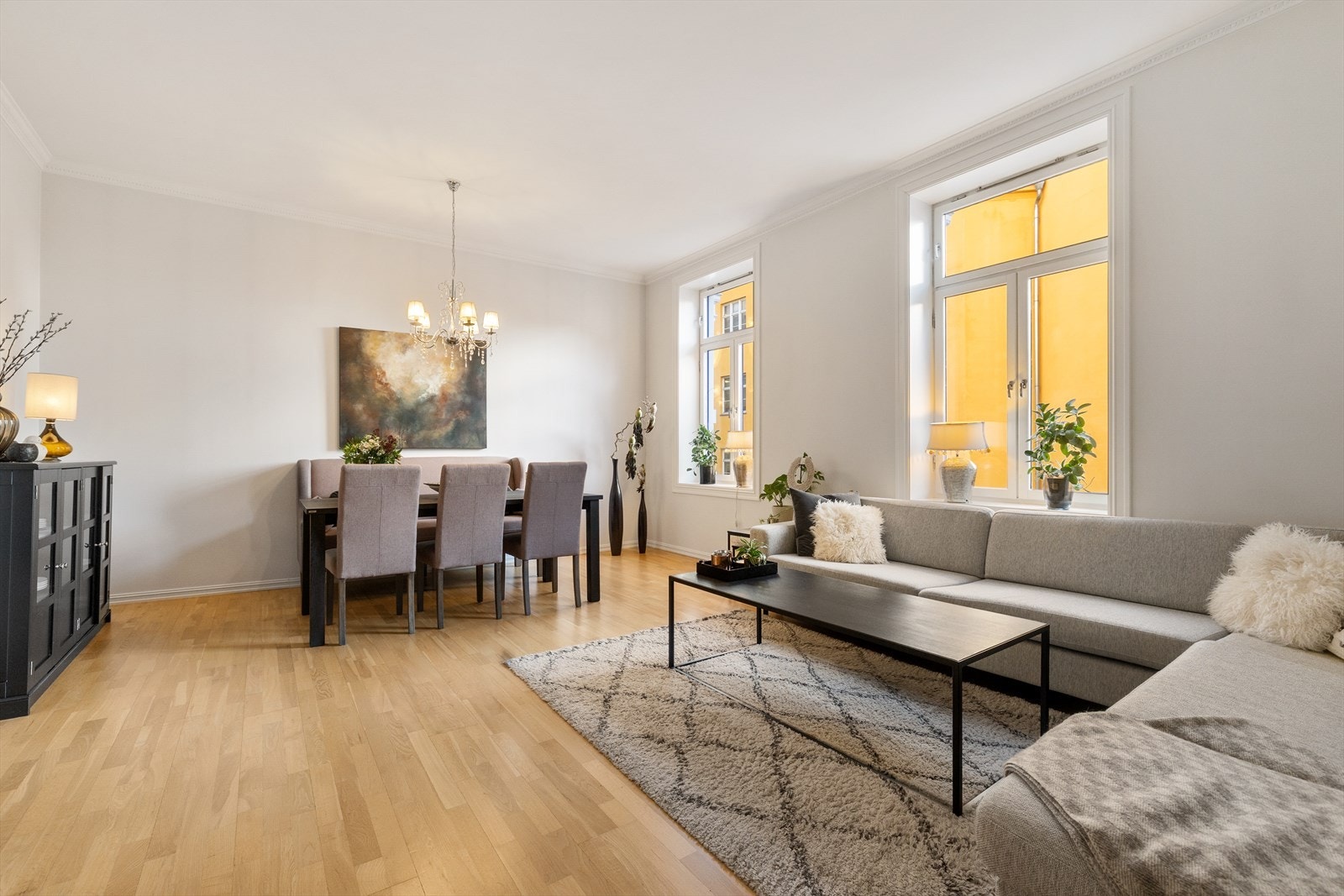 Det er godt lysinnslipp fra to store vindusflater. De dype vinduspostene er perfekt for planter og dekor. Galleribilde